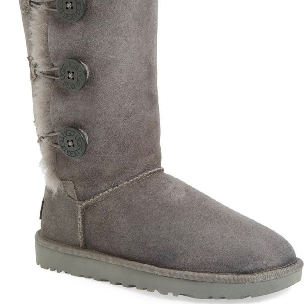 Grey Button-up Uggs - size 8
